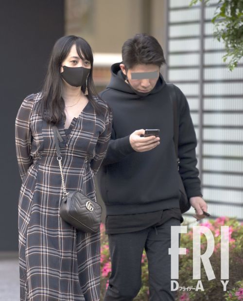 脊山麻理子と年下彼氏