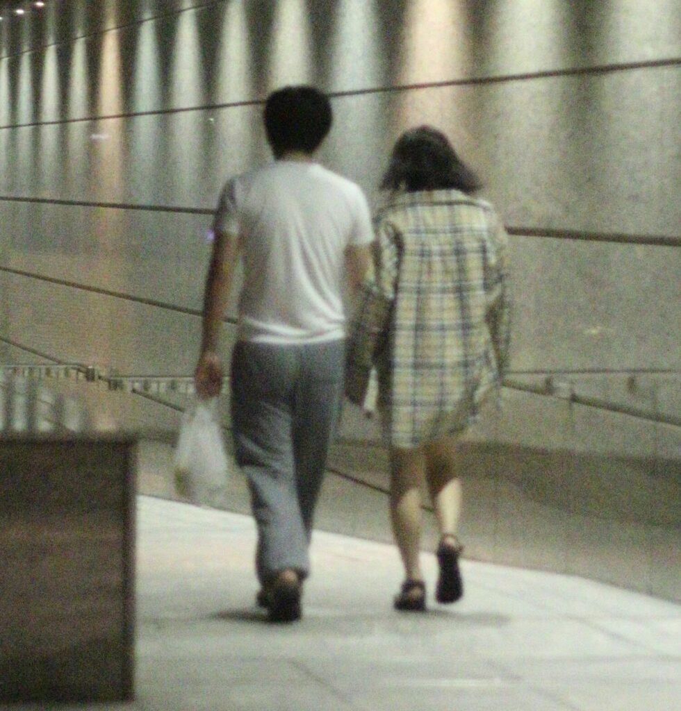 けんきと腕を組むえなこ