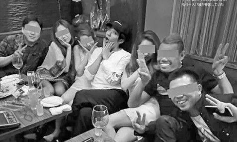 男女8人でバー